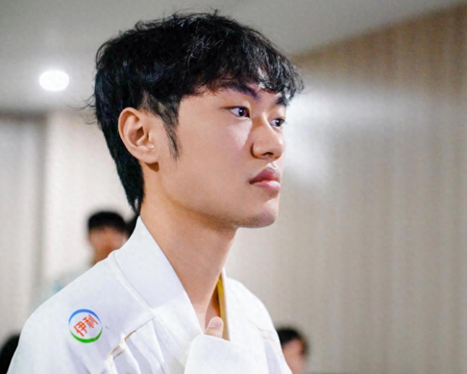 关于Rookie迎来五赛季出色发挥，G2观众热烈欢呼！的信息